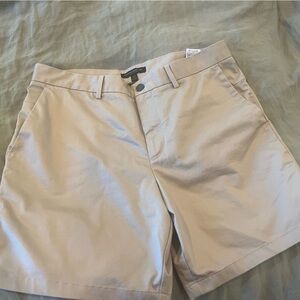 Men’s banana Republican, short and khaki, 33 inch waist